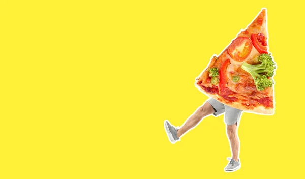 Ноги Чоловіка Шматочок Смачної Вегетаріанської Піци Жовтому Фоні Місцем Тексту — стокове фото