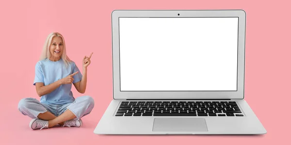 Mature Woman Big Laptop Pink Background — Stock fotografie