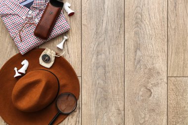 Ahşap arka planda satranç taşlarıyla seyahat etmek için erkek aksesuarları