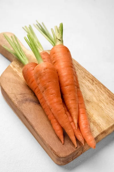Wooden Board Fresh Carrots Light Background Closeup — Stock Photo, Image