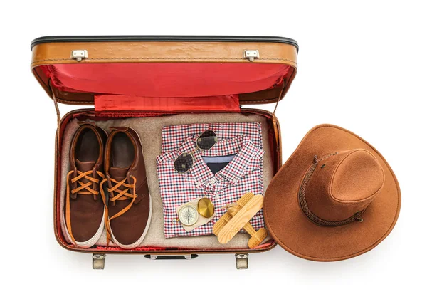 Koffer Mit Männlichem Zubehör Für Reisen Auf Weißem Hintergrund — Stockfoto