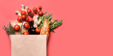 Kırmızı zemin üzerinde farklı taze ürünlere sahip kağıt torba ve metin için boşluk