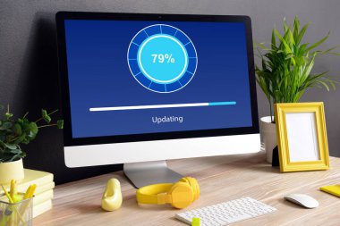 Modern bilgisayarlı şık bir iş yeri. Güncelleme kavramı