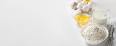 Metin için boşluk olan beyaz arkaplanda pişirmek için farklı malzemeler