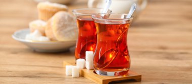 Tahta masada bir bardak sıcak Türk çayı.