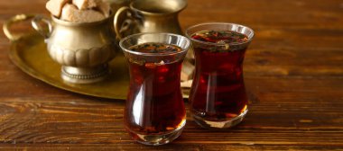 Tahta masada bir bardak sıcak Türk çayı.