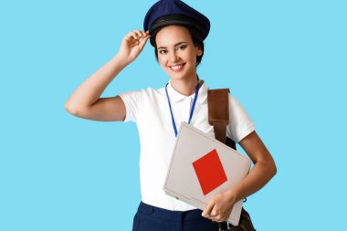 Mavi arka planda zarfları olan genç postacı.