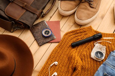 Ahşap arka planda pusula ile seyahat etmek için erkek aksesuarları