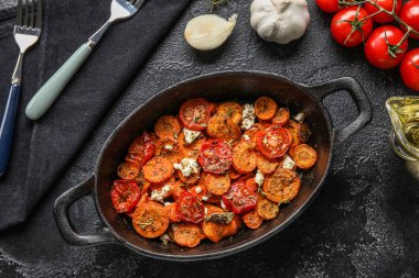 Koyu arkaplanda fırında sebzeli kızartma tavası