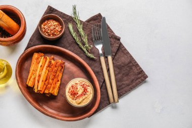 Hafif arka planda lezzetli fırında havuç, sos ve baharat tabağı.