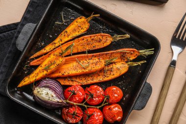 Sofrada lezzetli sebzelerle pişirme tabağı, yakın plan.
