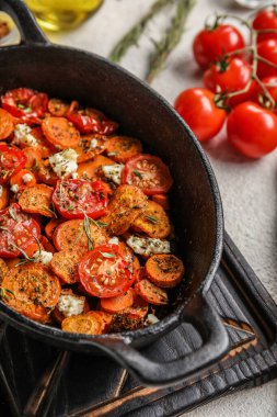 Sofrada lezzetli sebzeler pişiyor, yakın plan.