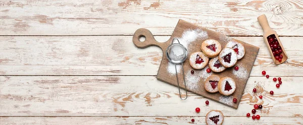 Board Tasty Linzer Cookies Cranberry Powdered Sugar Wooden Background Space — Stock Photo, Image