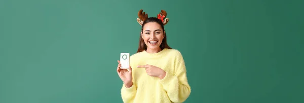 Happy Young Woman Tasty Christmas Gingerbread Cookie Green Background — Fotografia de Stock
