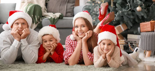 Família Feliz Casa Véspera Natal — Fotografia de Stock