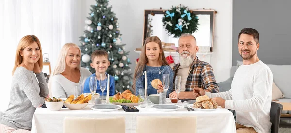 Ευτυχισμένη Οικογένεια Έχουν Χριστουγεννιάτικο Δείπνο Στο Σπίτι — Φωτογραφία Αρχείου
