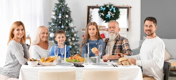 Família Feliz Ter Jantar Natal Casa — Fotografia de Stock