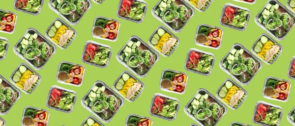 Yeşil Arka Planda Servis Için Lezzetli Yiyeceklerle Dolu Folyo Kutuları — Stok fotoğraf