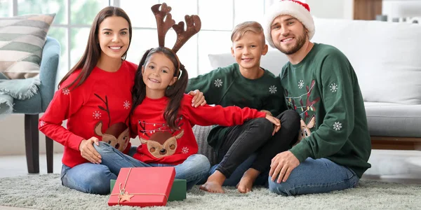 Happy Family Gift Home Christmas Eve — Stock Photo, Image