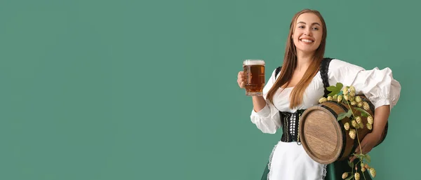 Mooie Oktober Serveerster Met Bier Groene Achtergrond Met Ruimte Voor — Stockfoto