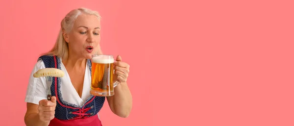 Oktoberfest Woman Beer Sausage Pink Background Space Text — Stock Photo, Image