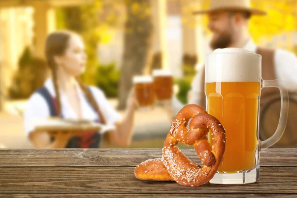 Mug Fresh Beer Pretzels Table Outdoors Oktoberfest Celebration — Fotografia de Stock