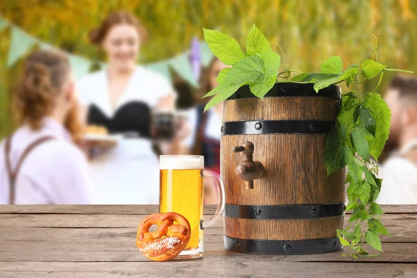 Wooden Barrel Mug Fresh Beer Pretzel Table Outdoors Oktoberfest Celebration — Stock fotografie