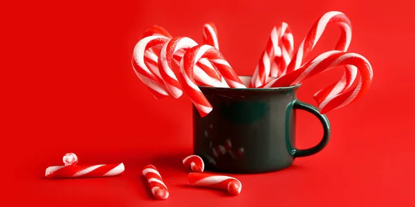 Mug Christmas Candy Canes Red Background — Stock Photo, Image