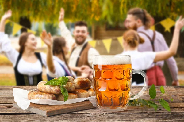 Mug Fresh Beer Sausages Table Outdoors Oktoberfest Celebration — Stock fotografie