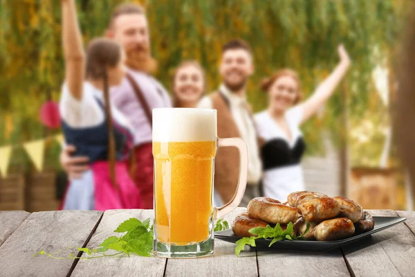 Mug Fresh Beer Sausages Table Outdoors Oktoberfest Celebration — Fotografia de Stock