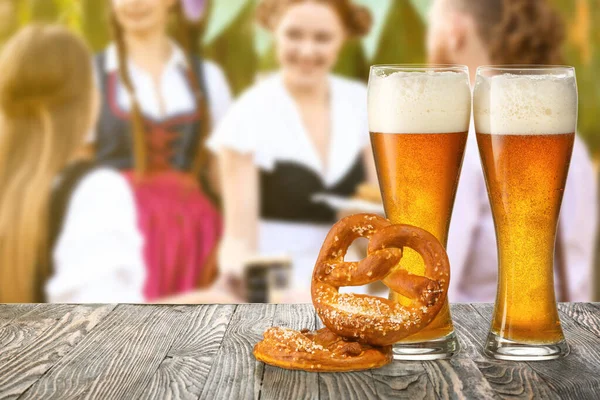 Glasses Fresh Beer Pretzels Table Outdoors Oktoberfest Celebration — стокове фото