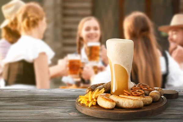 Glass Fresh Beer Snacks Table Outdoors Oktoberfest Celebration — стокове фото