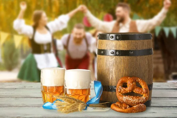 Wooden Barrel Mugs Fresh Beer Pretzels Table Outdoors Oktoberfest Celebration — Stock fotografie