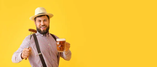 Przystojny Mężczyzna Tradycyjnych Niemieckich Ubraniach Piwem Kiełbasą Żółtym Tle Miejscem — Zdjęcie stockowe