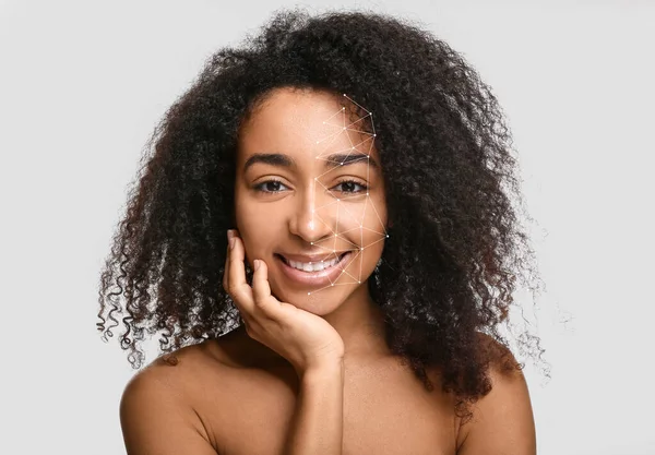 Jonge Afro Amerikaanse Vrouw Met Gezonde Huid Lichte Achtergrond — Stockfoto