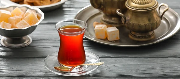 Скляна Чашка Гарячого Турецького Чаю Дерев Яному Столі — стокове фото