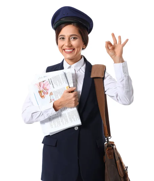 Gazeteli Çantalı Kadın Postacı Beyaz Arka Planda Iyi Görünüyor — Stok fotoğraf