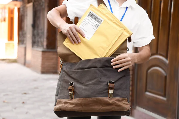 Fiatal Postwoman Betűkkel Táskával Szabadban — Stock Fotó
