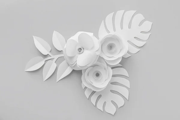 Skład Białym Papierem Kwiaty Liście Szarym Tle — Zdjęcie stockowe