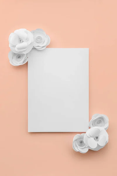 Arkusz Papieru Kwiatami Różowym Tle — Zdjęcie stockowe
