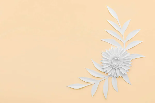 Паперова Квітка Листям Бежевому Фоні — стокове фото