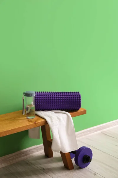 Foam Roller Towel Bottle Water Bench Green Wall — Foto Stock