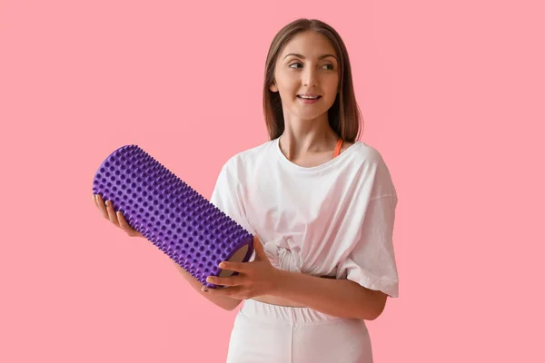 Young Woman Foam Roller Pink Background — Fotografia de Stock