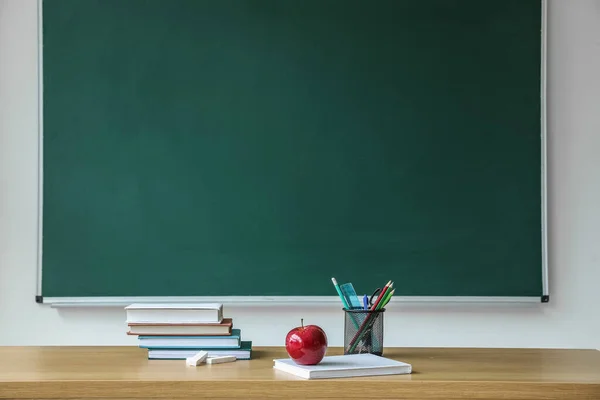 Apple School Books Pen Cup Table Chalkboard — ストック写真