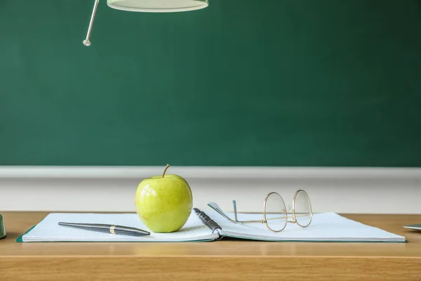 Apple Eyeglasses Pen Copybook Table Chalkboard — ストック写真