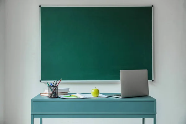 Apple Books Pen Cup Laptop Table School Chalkboard — Stock Photo, Image