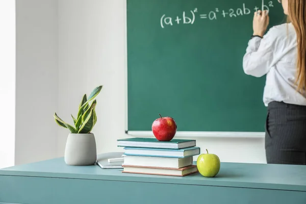 Appels Met Schoolboeken Kamerplant Tafel Bij Schoolbord — Stockfoto