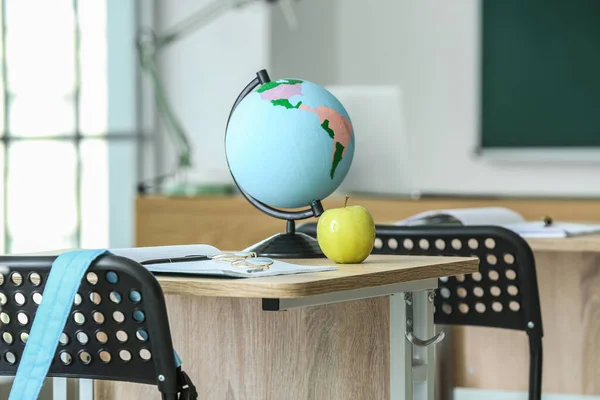 Apple Globe Eyeglasses Copybook Table Classroom — ストック写真