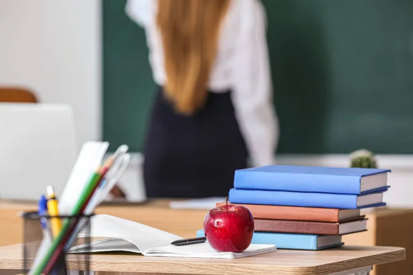 Rode Appel Met Schoolboeken Tafel Klas — Stockfoto