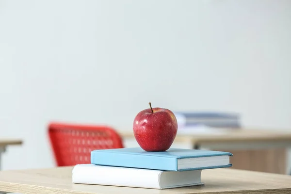 Apple School Books Table Classroom Closeup — Stock Photo, Image